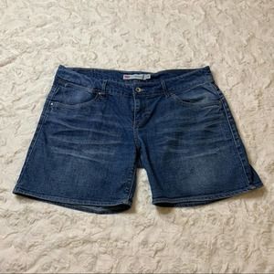 LEVI’S Authentic Juniors mid length medium wash shorts size 15